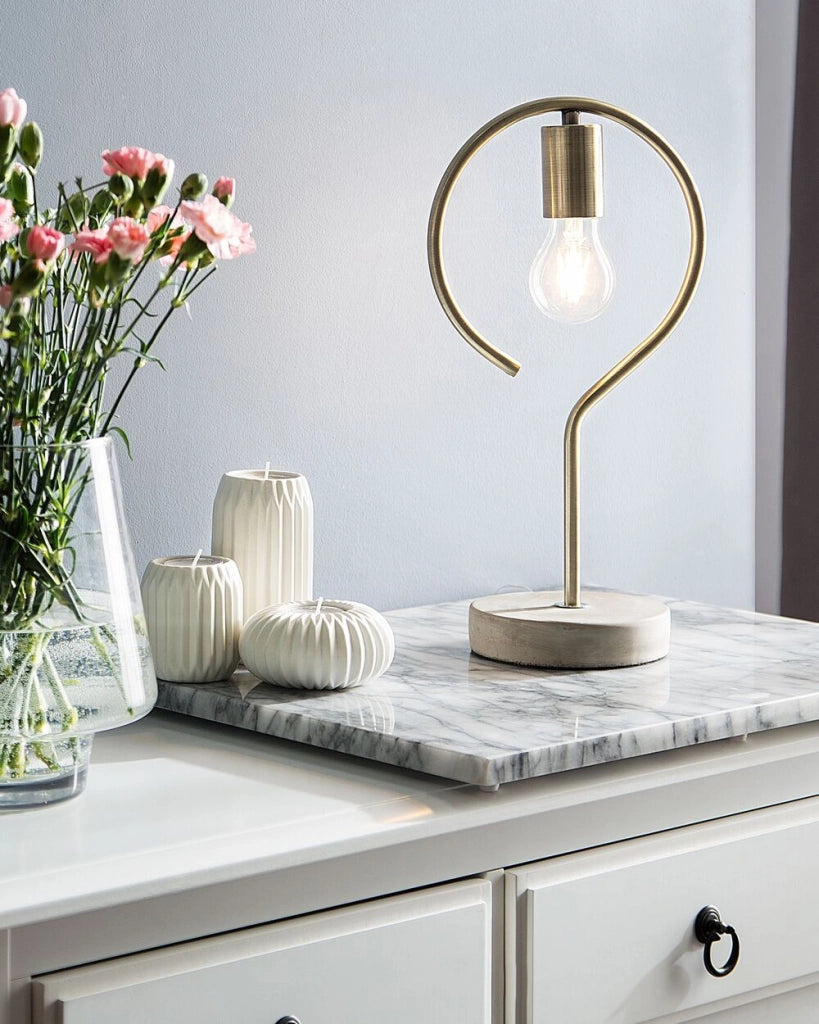 Lampada da Tavolo Colore Ottone Metallo Base Cemento Industriale