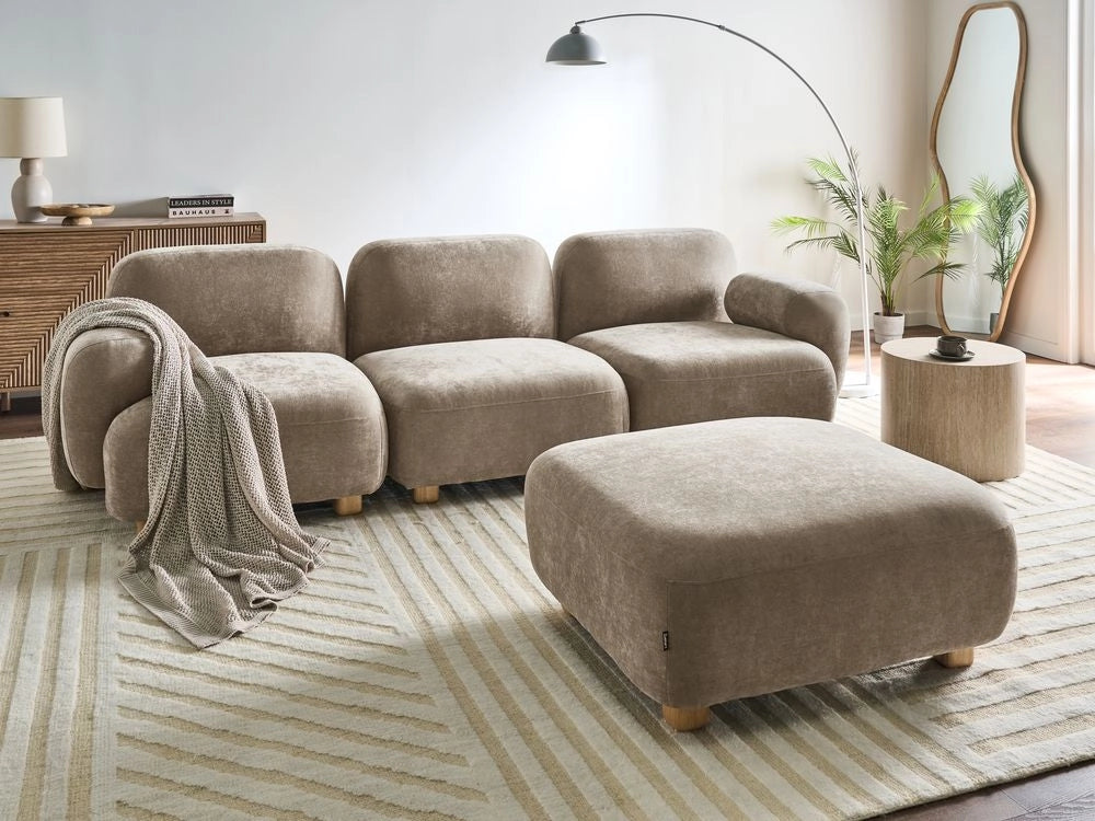 Divano modulare a 3 posti in tessuto con pouf tre elementi idrorepellente gambe in legno beige stile moderno