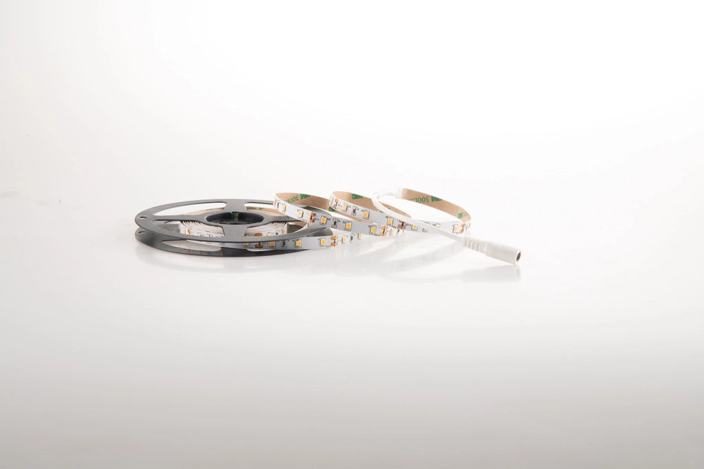 STRIP LED 2835 DC24V IN KAPTON 60 LED PER MT 8W PER MT 380LM PER MT 3000K DIMMERABILE CON DRIVER DC24V E TELECOMANDO IR INCLUSO 1X300CM