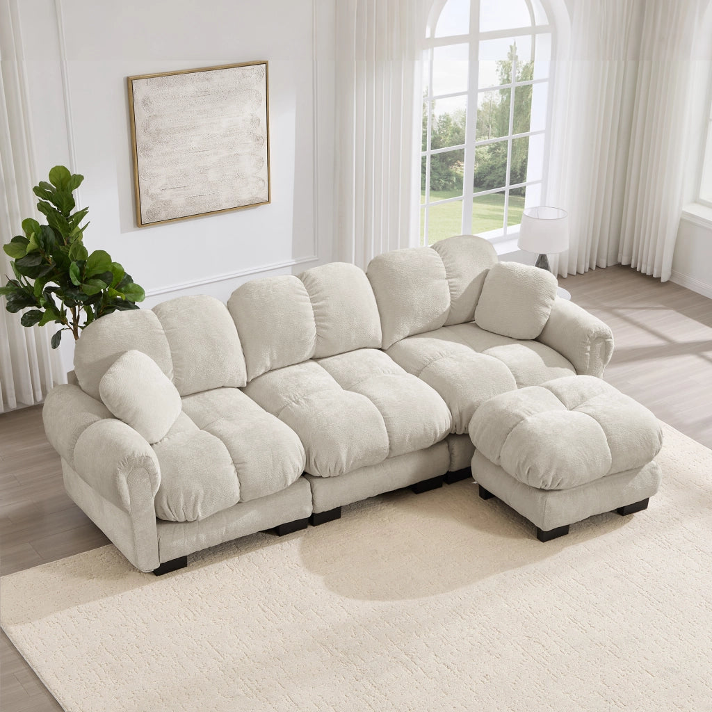 Divano angolare a 3 posti in tessuto chenille con seduta imbottita, pouf mobile e cuciture trapuntate beige chiaro