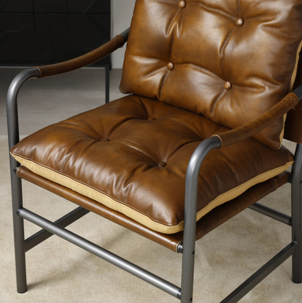 Poltrona accent in pelle stile Mid Century Modern marrone con struttura in metallo