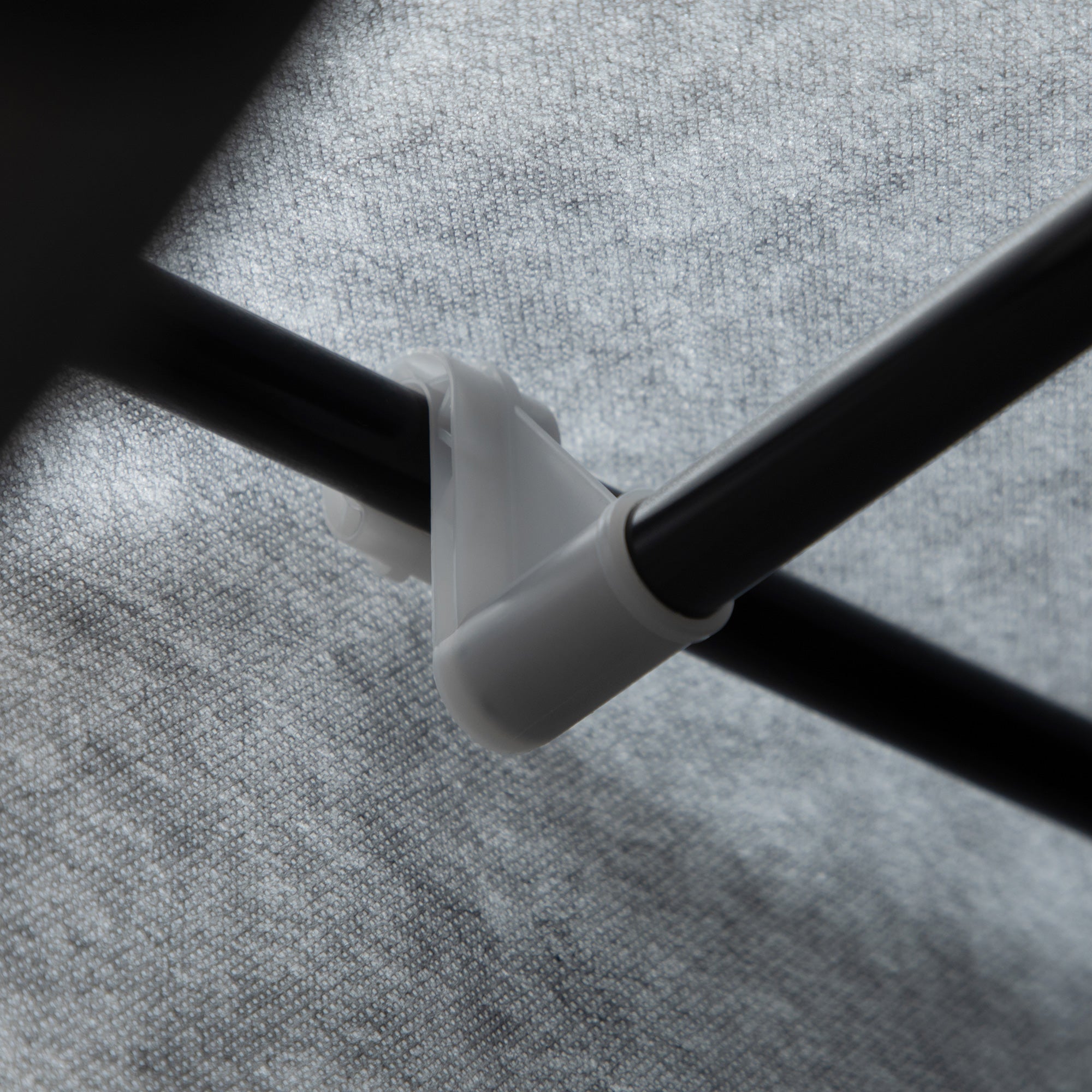 Armadio Guardaroba da Campeggio 125x43x162,5 cm con 8 Ripiani e 2 Barre Grigio Carbone