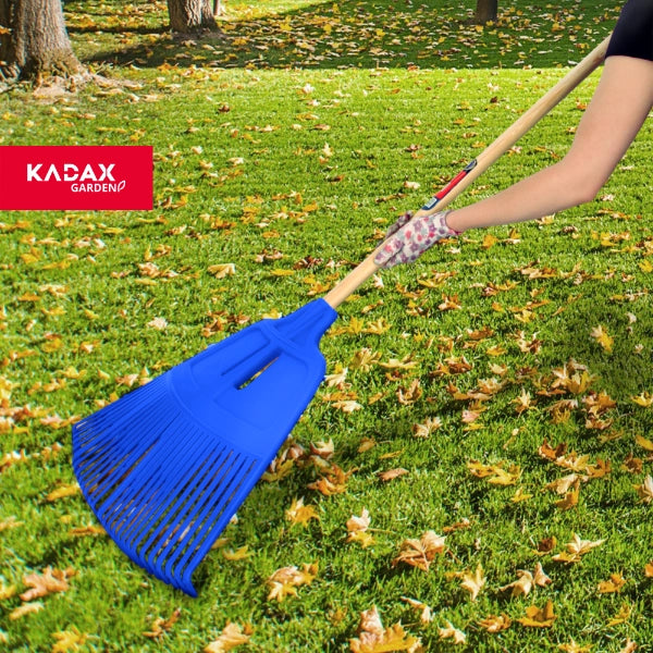 Rastrello per foglie KADAX con manico in legno, lunghezza 174 cm, a ventaglio.