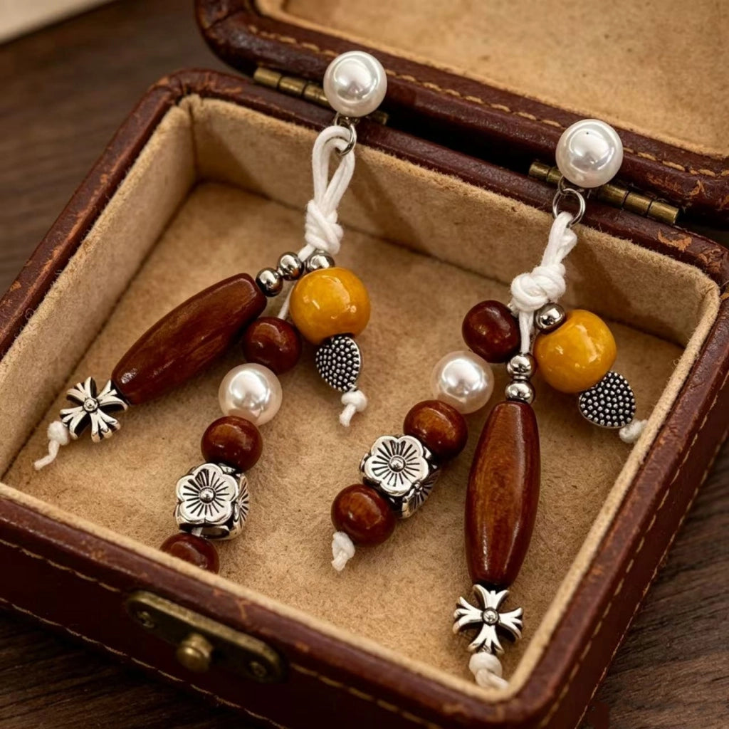Orecchini vintage con perline di legno ispirati allo stile Zen.