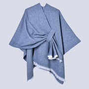 Mantella da donna con spacco diagonale e laccetti a pois color fango, con frange.