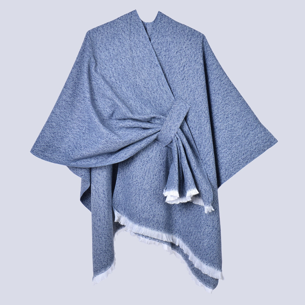 Mantella da donna con spacco diagonale e laccetti a pois color fango, con frange.