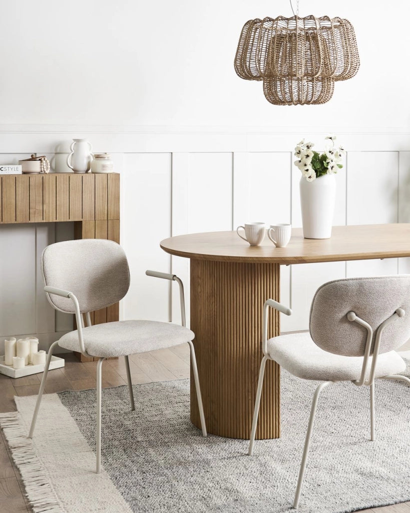 Set di 2 sedie da pranzo imbottite beige chiaro con braccioli e base metallica design moderno