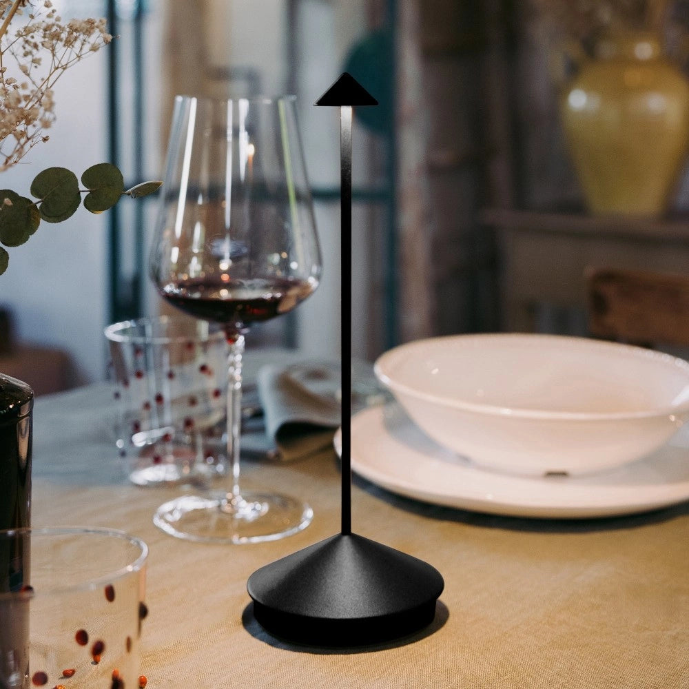 Lampada a led da tavolo Pina Pro Nero Opaco ricaricabile e dimmerabile senza fili Zafferano 2200-2700-3000K IP54 Batteria da 12h