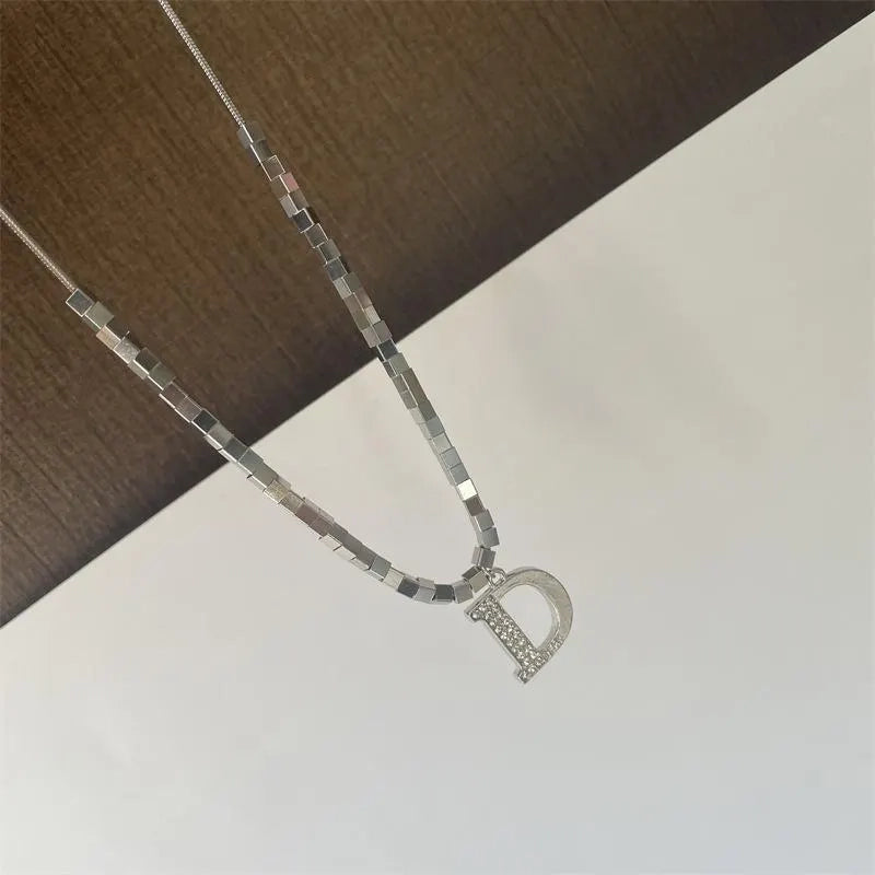 Collana con lettera in zirconi microintarsiati, realizzata a mano: regalo di Natale o di compleanno.