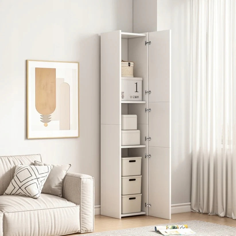 Armadio 30x170x30 cm di colore bianco, pratico e compatto.