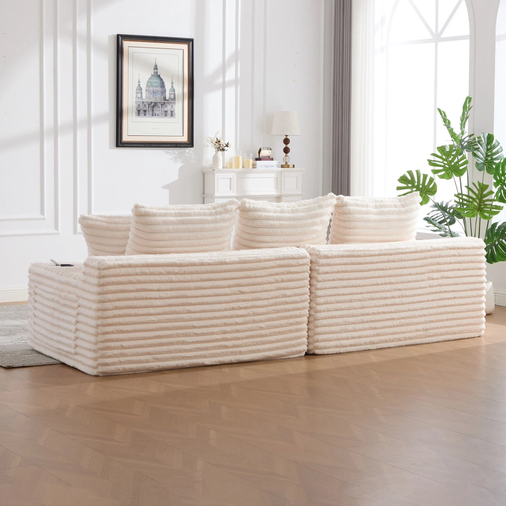 Divano in tessuto corduroy beige con schienale alto, cuscini, tasche laterali e portabicchieri