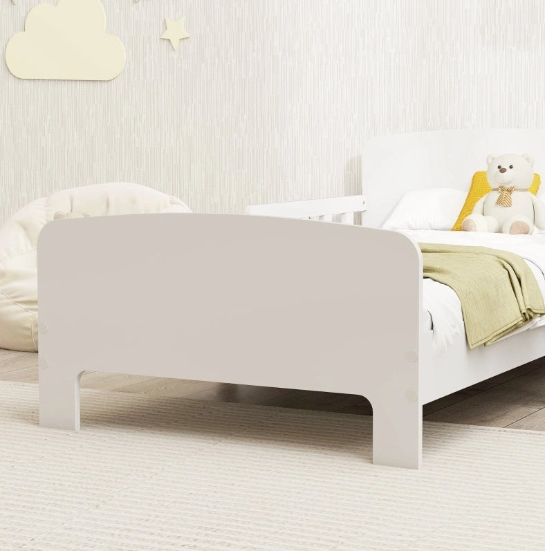 Letto per bambini basso con sponde di sicurezza; legno; bianco