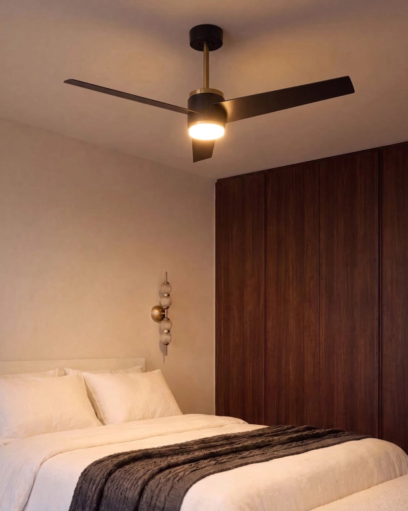 Ventilatore da soffitto a LED con base in metallo nero, pale sintetiche, timer, 3 modalità di temperatura e telecomando
