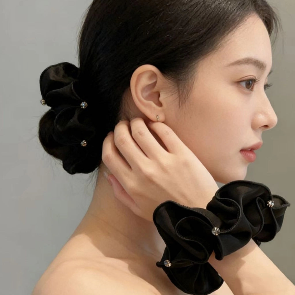 Elastico nero per coda di cavallo, accessorio per capelli elegante e semplice per le donne.