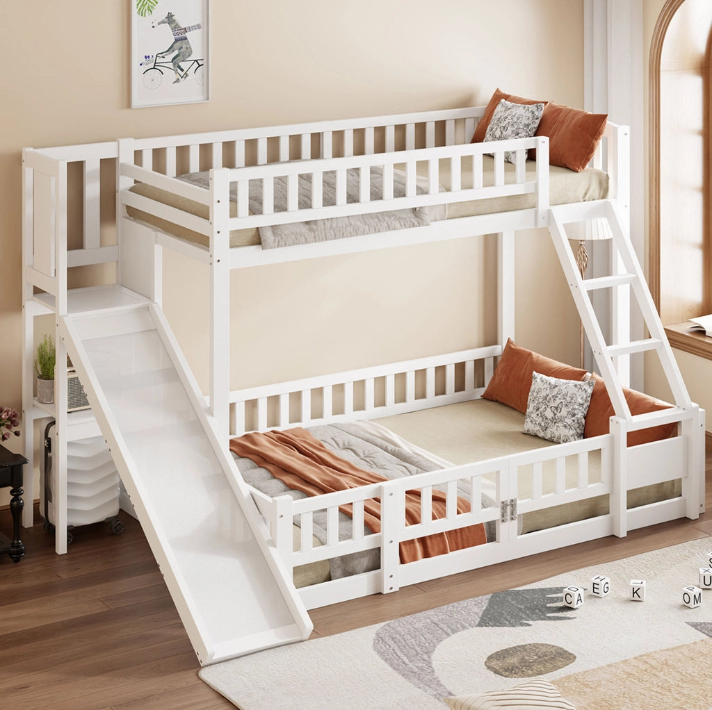 Letto a castello ULEVR 140x200 cm con scivolo, scaletta, sponde e ripiani, pino e MDF bianco
