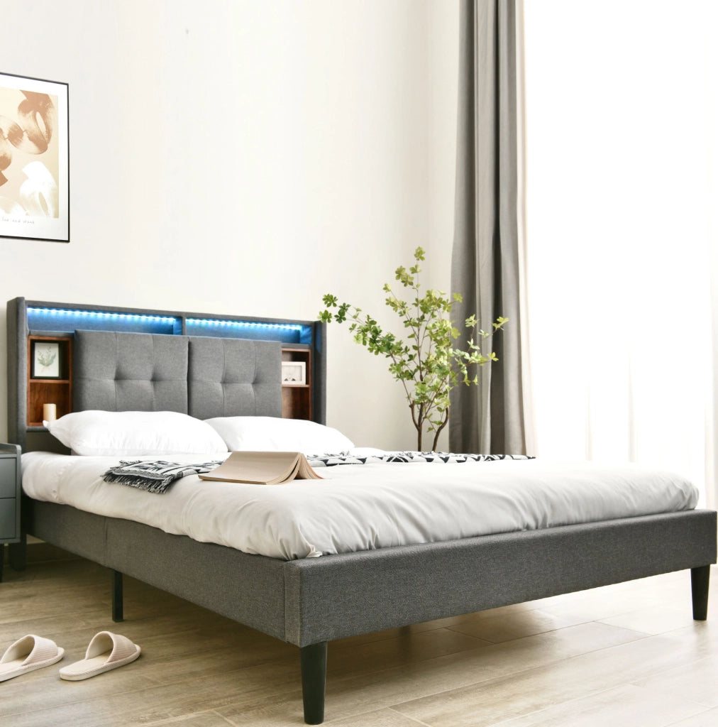 Letto imbottito 140x200 cm grigio con testiera contenitore, LED, USB e materasso H3