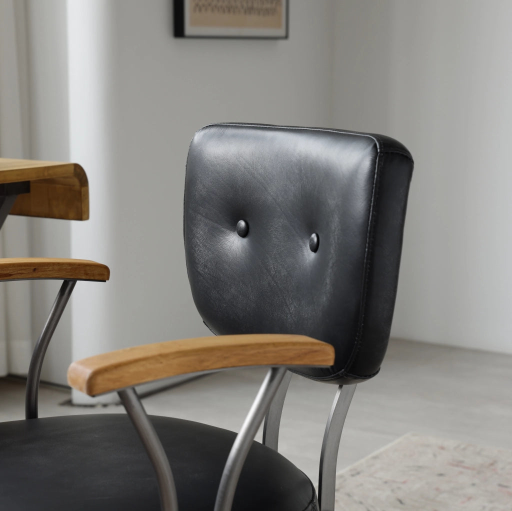 Sedia da ufficio in pelle nera con base in metallo e ruote silenziose
