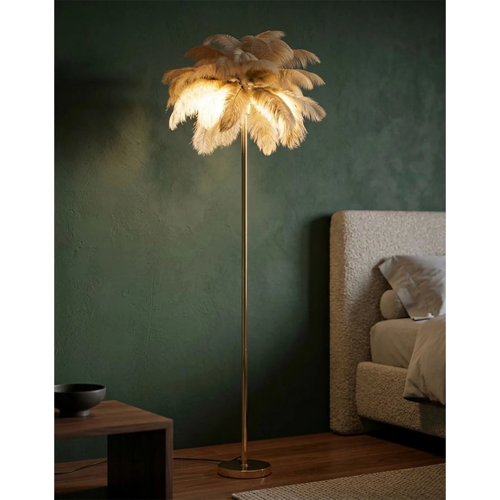 Lampada da terra Palm color cammello in metallo dorato con piume di struzzo