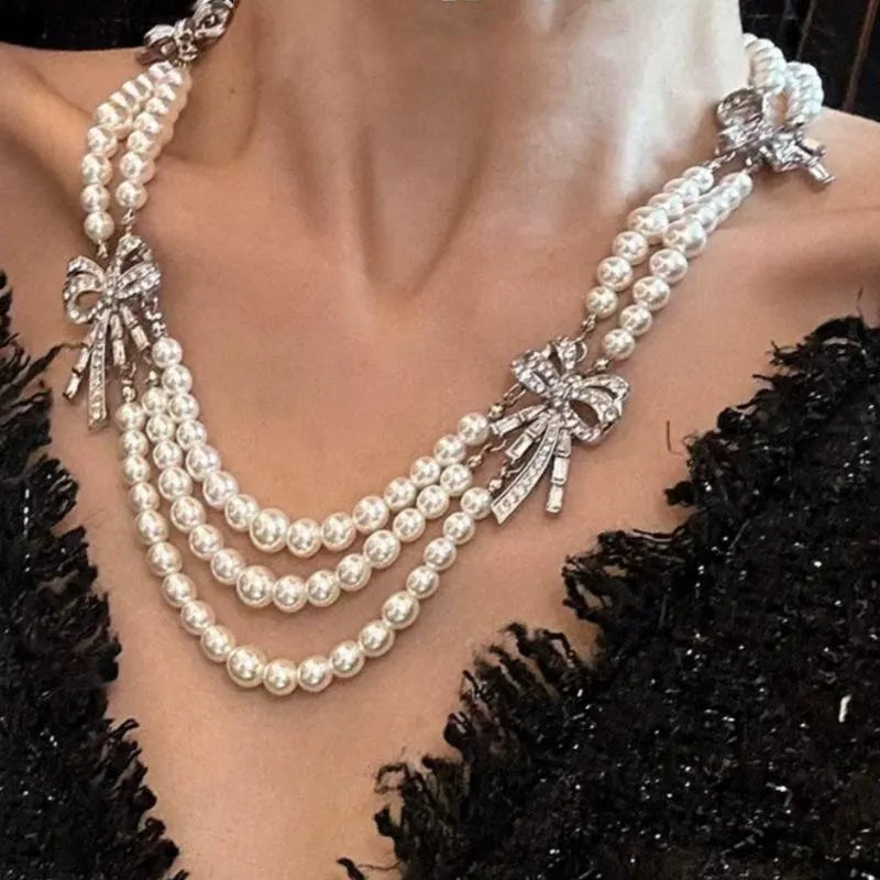 Collana con fiocco di perle fatta a mano: ciondolo vintage multistrato con diamanti