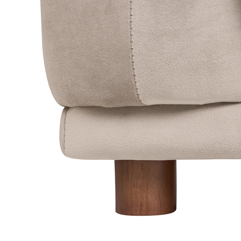Poltrona in velluto tortora con gambe in legno morbido, da salotto con braccioli, stile moderno