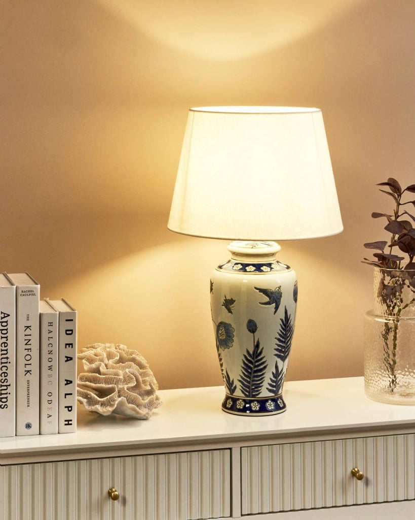 Lampada da tavolo Base in porcellana bianca e blu Paralume a tamburo in lino con patten floreale Illuminazione elegante