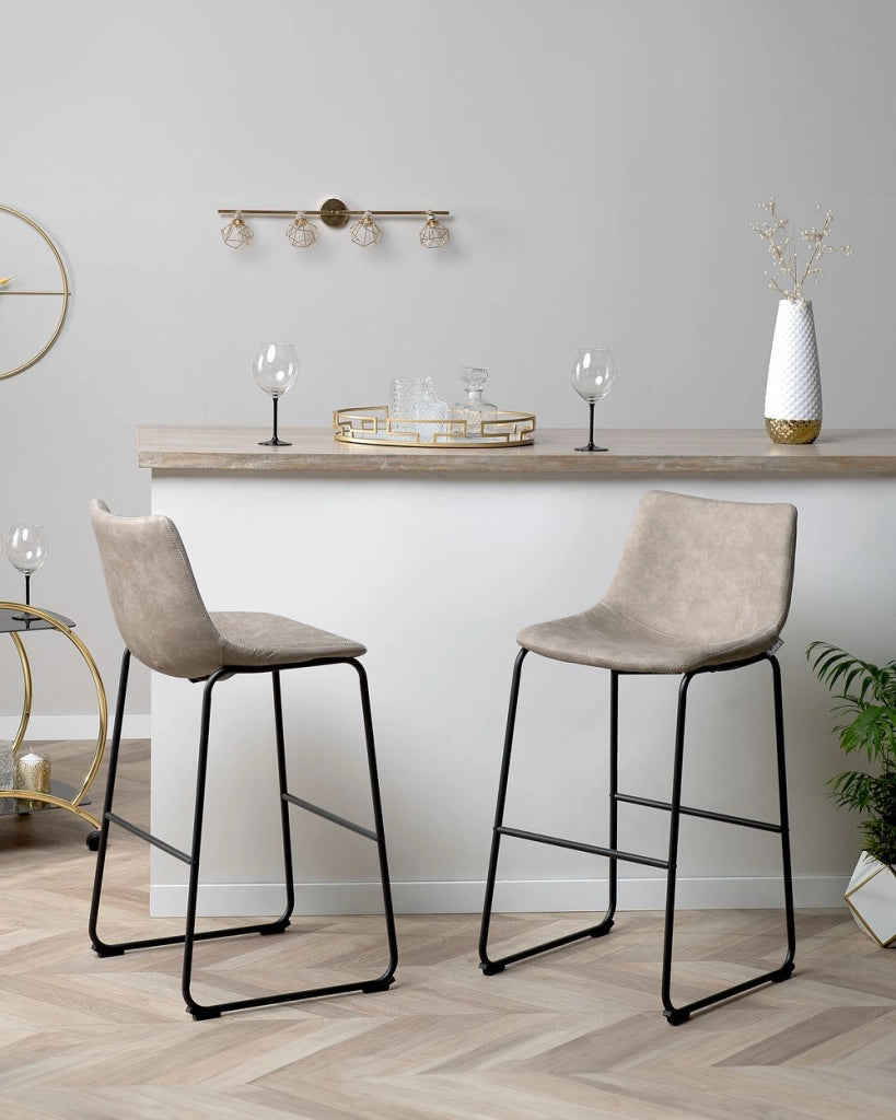 Set di 2 sgabelli da bar rivestimento in tessuto beige gambe in metallo Nero poggiapiedi industriale