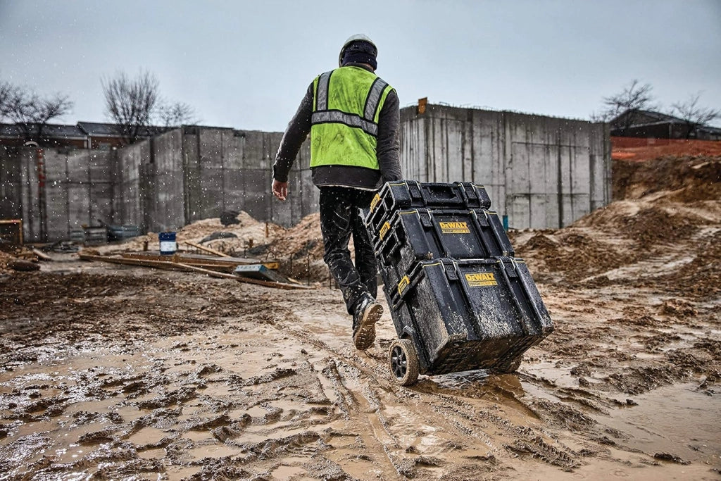 DEWALT DWST83295-1 - VASCA CON RUOTE - Schiuma strutturale di polipropilene espanso, Speciale disegn dell’apertura del coperchio con maniglia mobile per garantire il massimo volume di stoccaggio