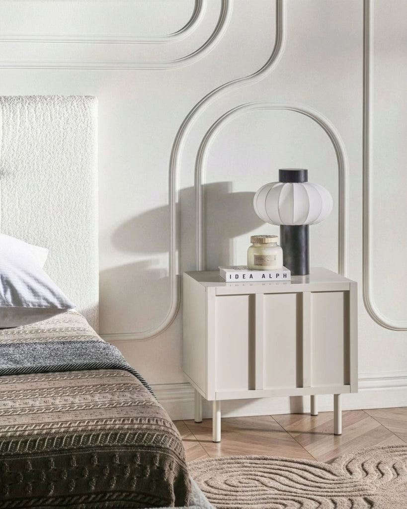 Comodino beige chiaro MDF Gambe in metallo 2 ripiani Cashmere Camera da letto dal design moderno