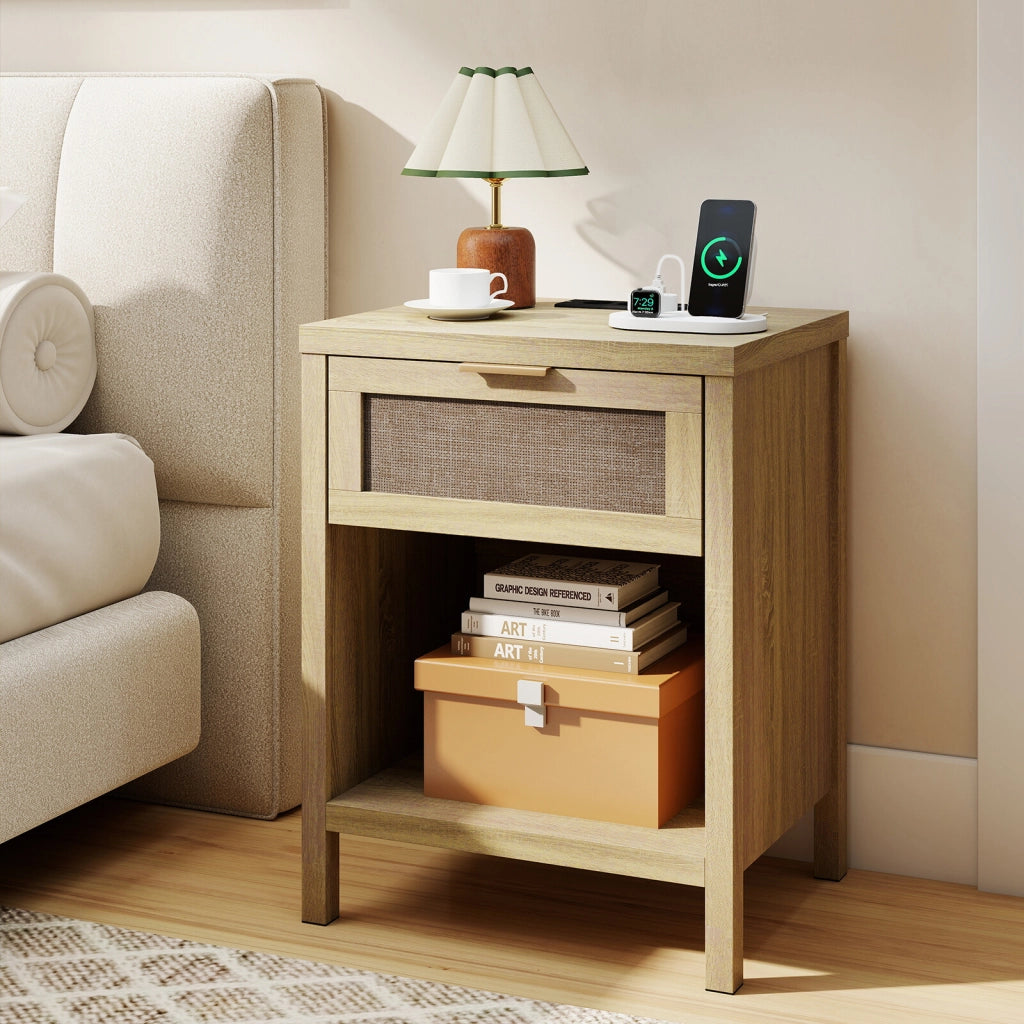Set di 2 comodino con stazione di ricarica cassetto e scomparto aperto, Tavolino da letto in rattan PE per soggiorno e camera da letto
