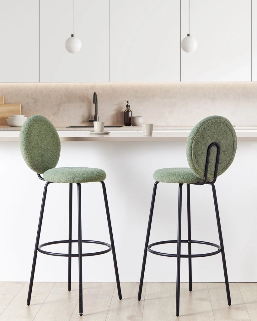 Set di 2 sedie da bar bouclé verde chiaro con gambe in acciaio e schienale rotondo soggiorno salotto