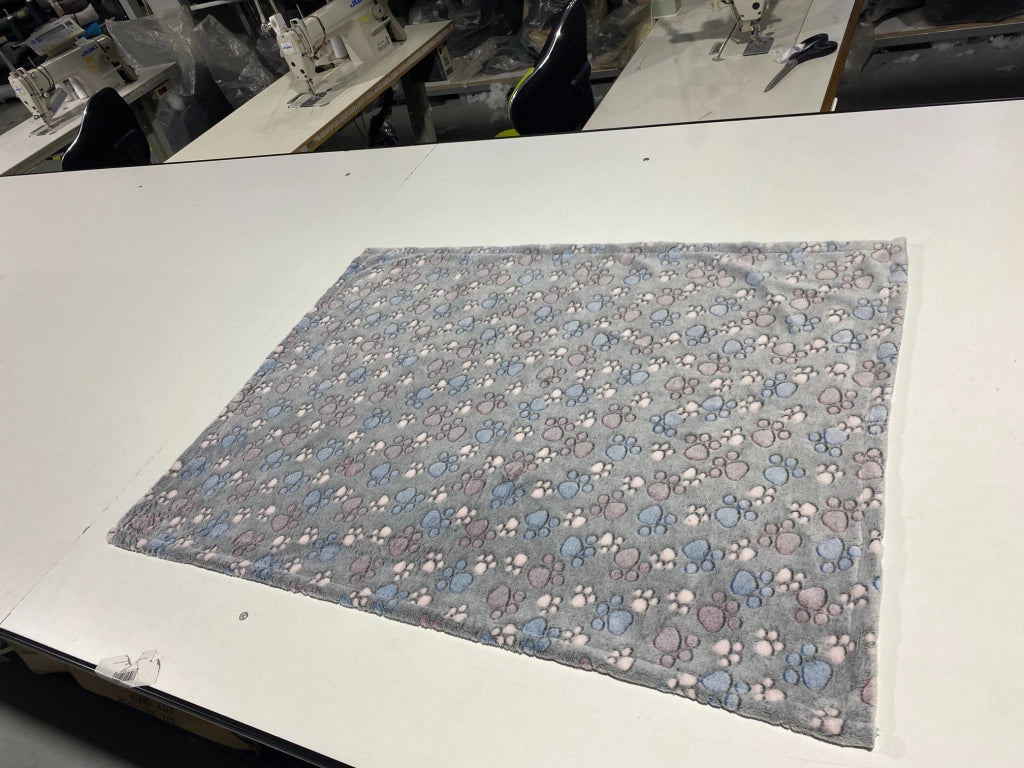 AIO FACTORY Coperta in pile 100x70 cm grigia con cuccia per cani con zampe colorate