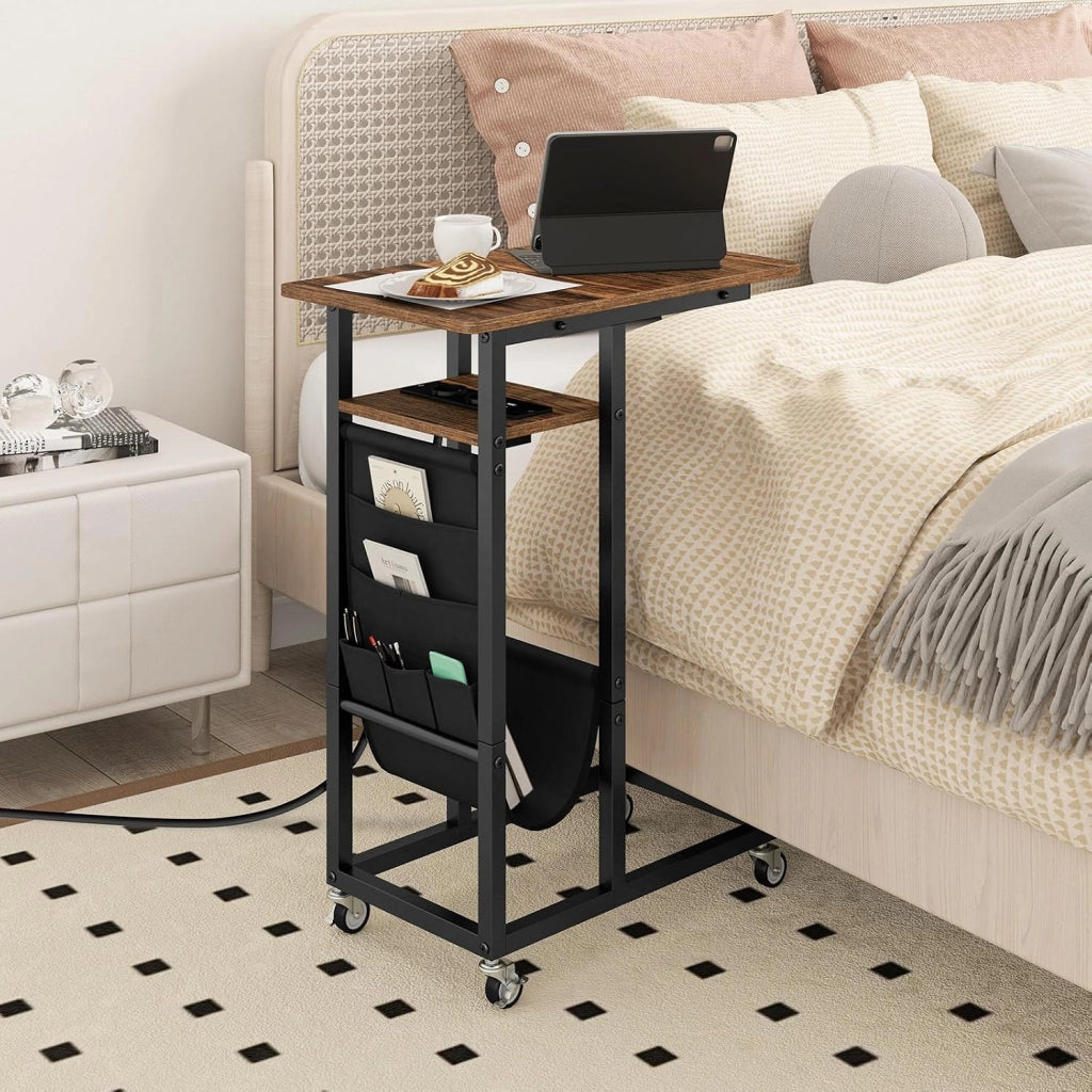 Tavolino da Salotto, Tavolino Laterale con Piano Retrattile e Prese di Corrente, Tasca per Riporre e Ruote Bloccabili, Tavolino per Soggiorno e Camera da Letto (Marrone)