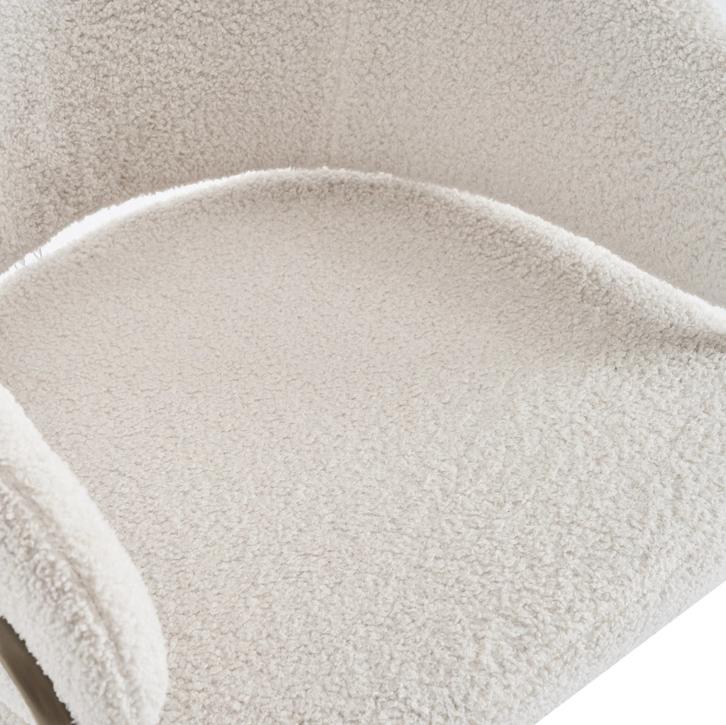 Sedia da pranzo con gambe dorate e imbottitura in schiuma; in fleece bianco