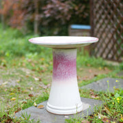 Fontana da giardino in ceramica fatta a mano con vasca ampia e piede alto, smaltatura bianca e rosa per esterni