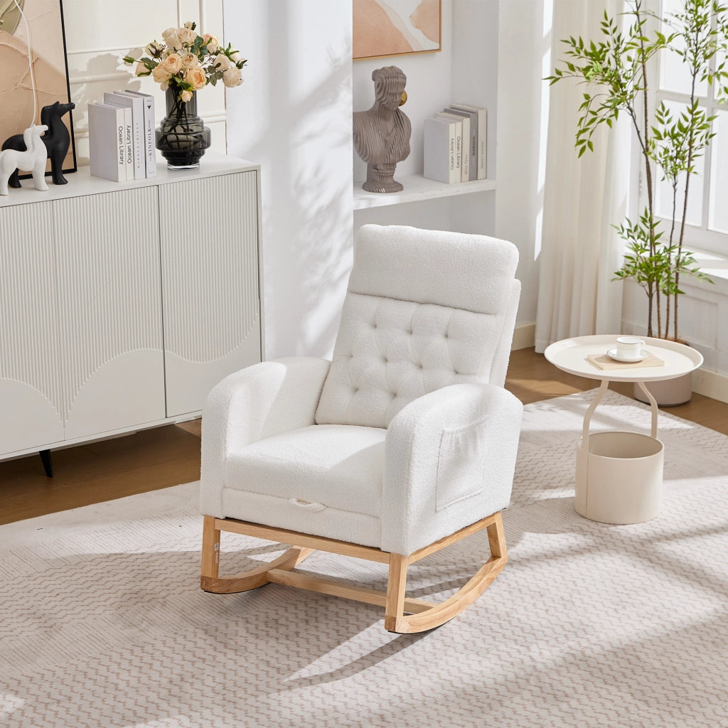 Sedia a dondolo in bouclé con poggiapiedi estraibile e tasche laterali in legno bianco 65,6 × 123 × 102 cm