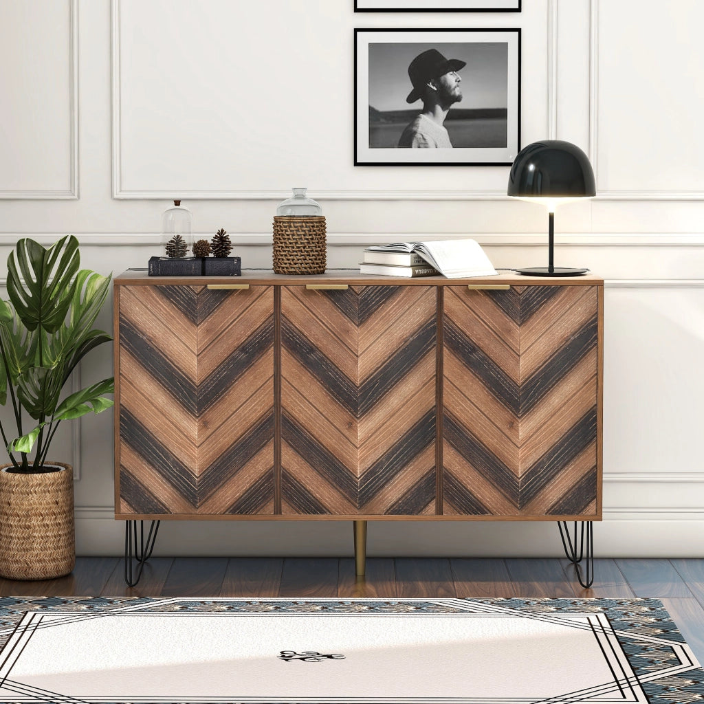 Credenza a 3 ante con ampio spazio contenitivo, finitura effetto legno naturale e gambe in ferro