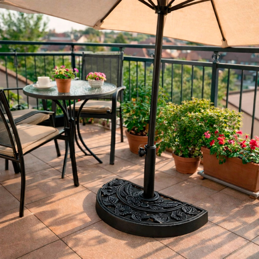Base Ombrellone Semicircolare Motivo Floreale In Cemento HDPE E Metallo Supporto Per Palo Ø 38/48 Mm Ideale per Balcone Terrazza Giardino Resistente Intemperie 50 x 31 x 7 Cm Nero