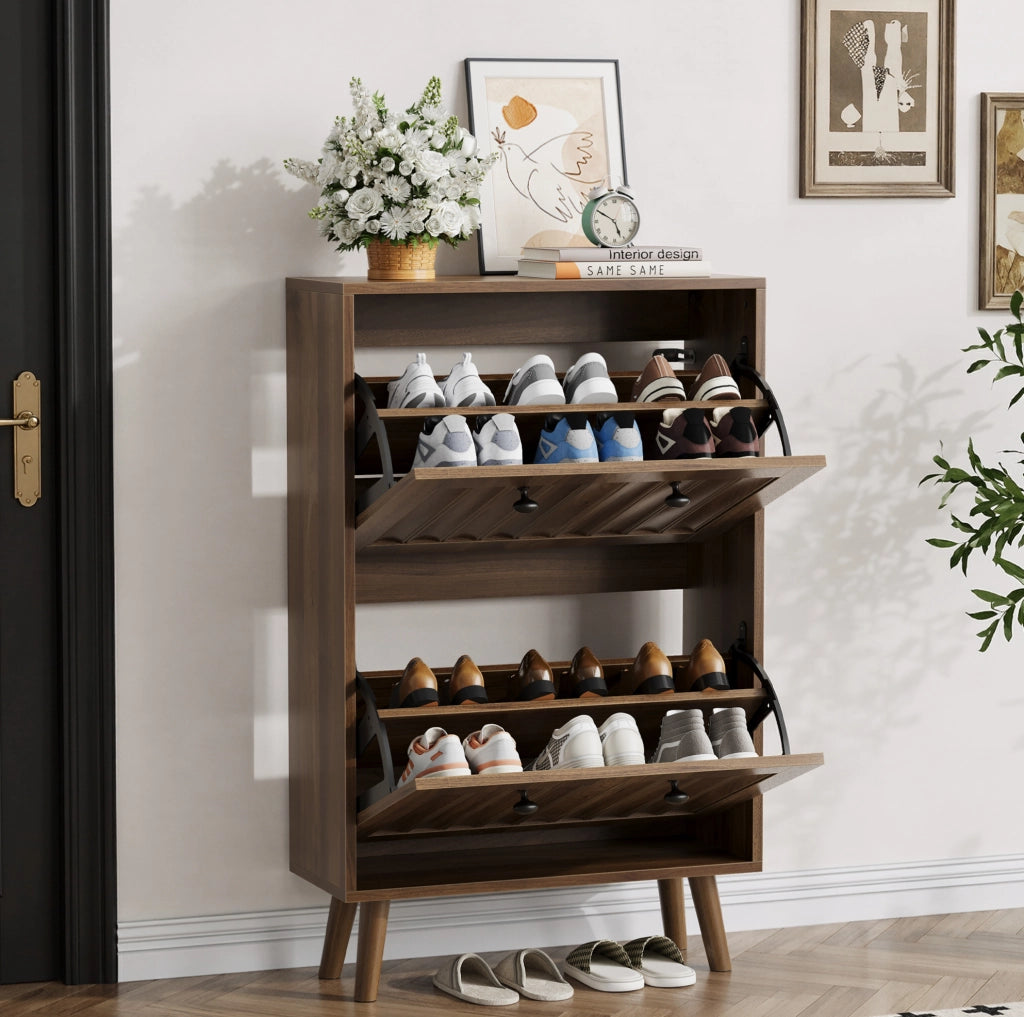 Scarpiera slim in stile Mid-Century; 60x24x95 cm; effetto noce con finitura scanalata