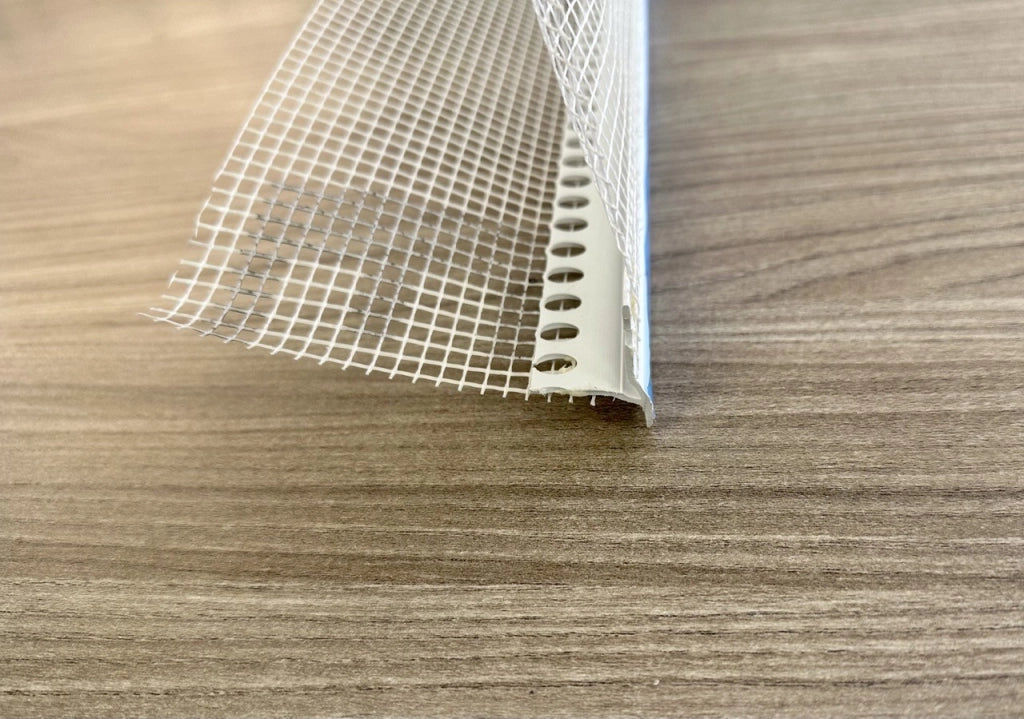 Paraspigolo in pvc con gocciolatoio e rete in fibra di vetro - barra 2,5 metri bianco