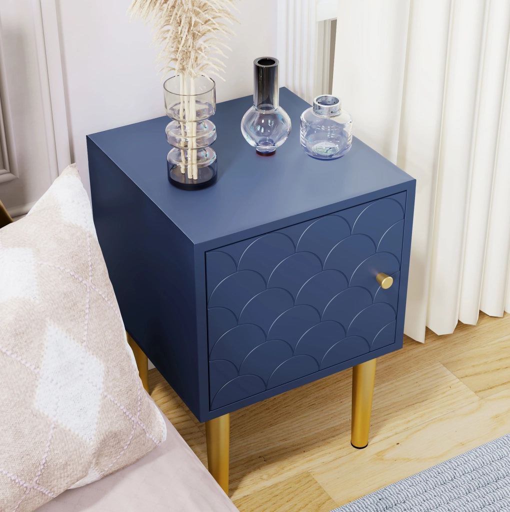 Comodino 35x35x51 cm con motivo a scaglie; chiusura magnetica; truciolare e metallo; blu navy