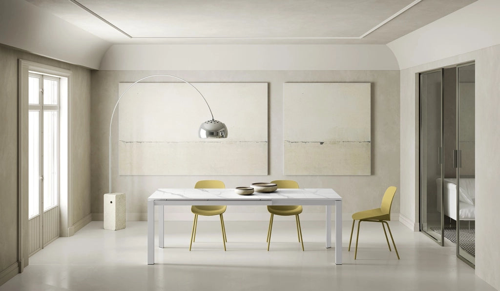 Tavolo Allungabile Account 24, Top in Ceramica Marmo Calacatta Opaca, Struttura in Metallo Verniciato Bianco, Dimensioni 140/220 cm