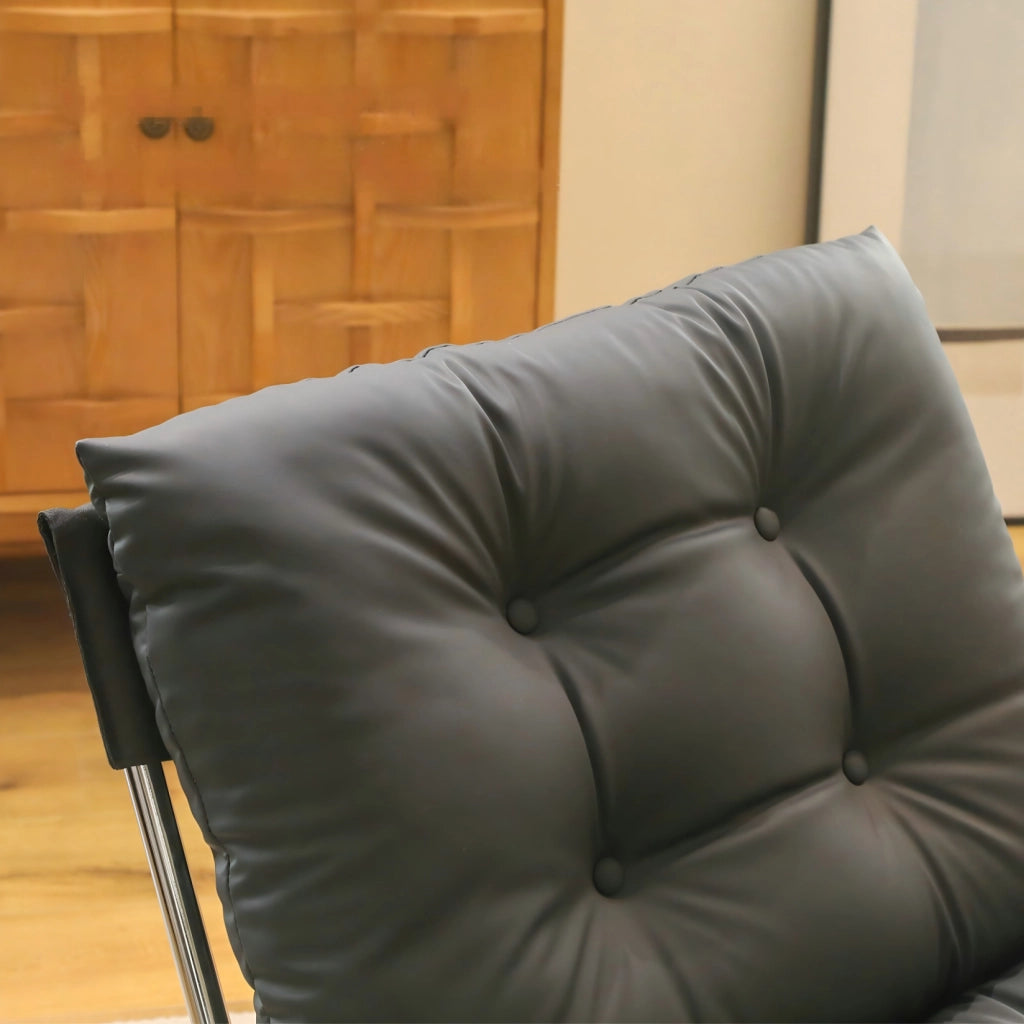 Poltrona 72.2x84.1x84.6 cm con cuscino removibile in similpelle nera
