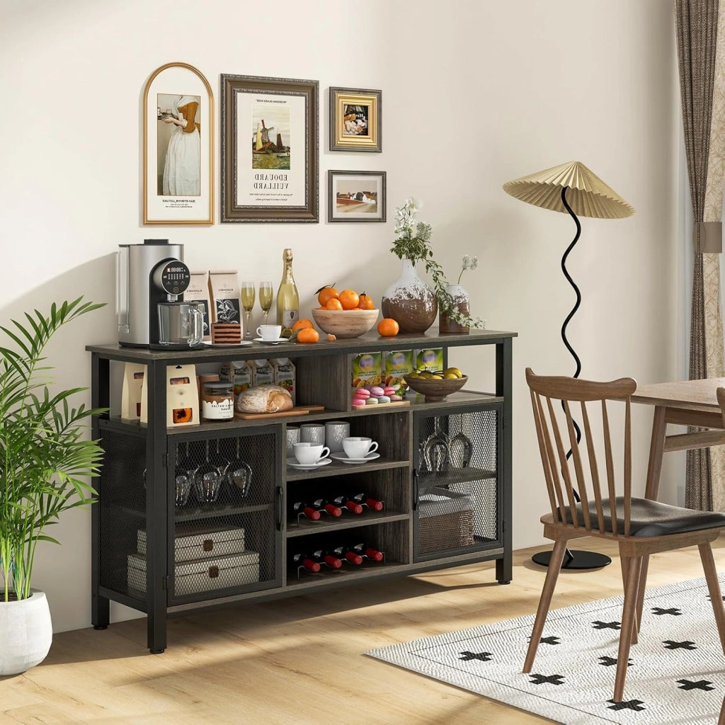 Credenza da Cucina con Portabottiglie e Portabicchieri, Mobiletto Porta TV 60", Armadietto Portaoggetti con Contenitore per Sala da Pranzo, Soggiorno, 140 x 40 x 82,5 cm (Grigio)