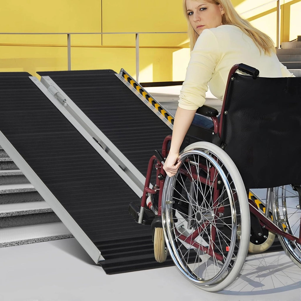 Set di 2 Rampa per Sedie a Rotelle in Alluminio, Rampa Telescopica Pieghevole con Superficie Antiscivolo, Capacità di Carico di 272 kg, per Soglie, Gradini, Scale (122 x 74cm)