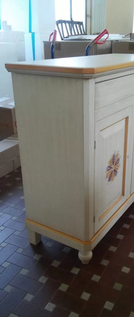 Cristalliera 3 ante legno massello avorio pennellato decori 150x43x208 (1079) - Mobili 2G