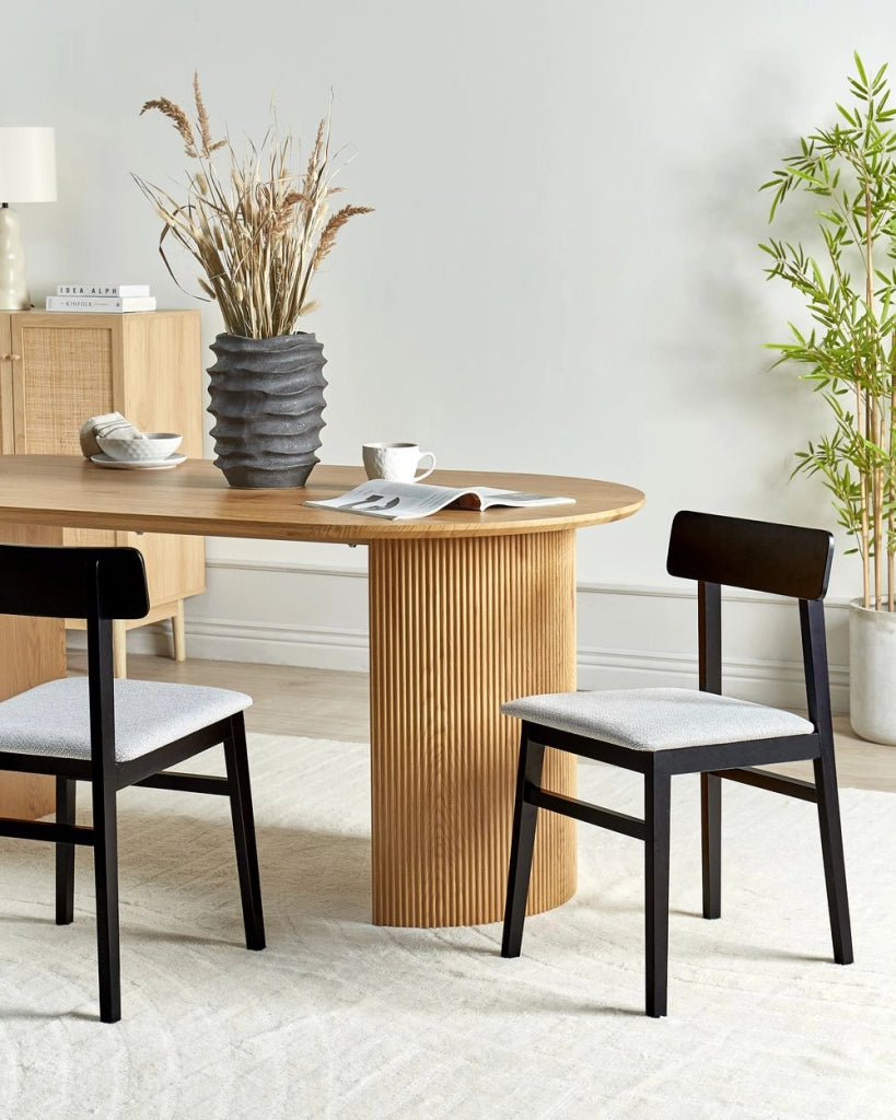 Set di 2 sedie da pranzo Struttura in legno di gomma nero Seduta in tessuto poliestere grigio chiaro Senza braccioli Design retrò