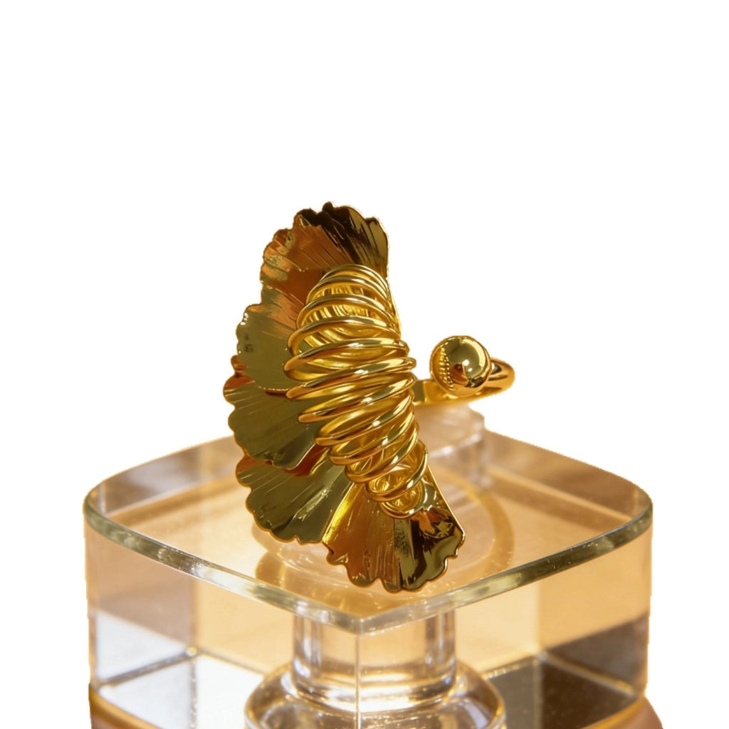 Anello di lusso in oro stile vintage a forma di foglia di ginkgo, con design aperto esagerato e linee geometriche a molla, per l'indice.
