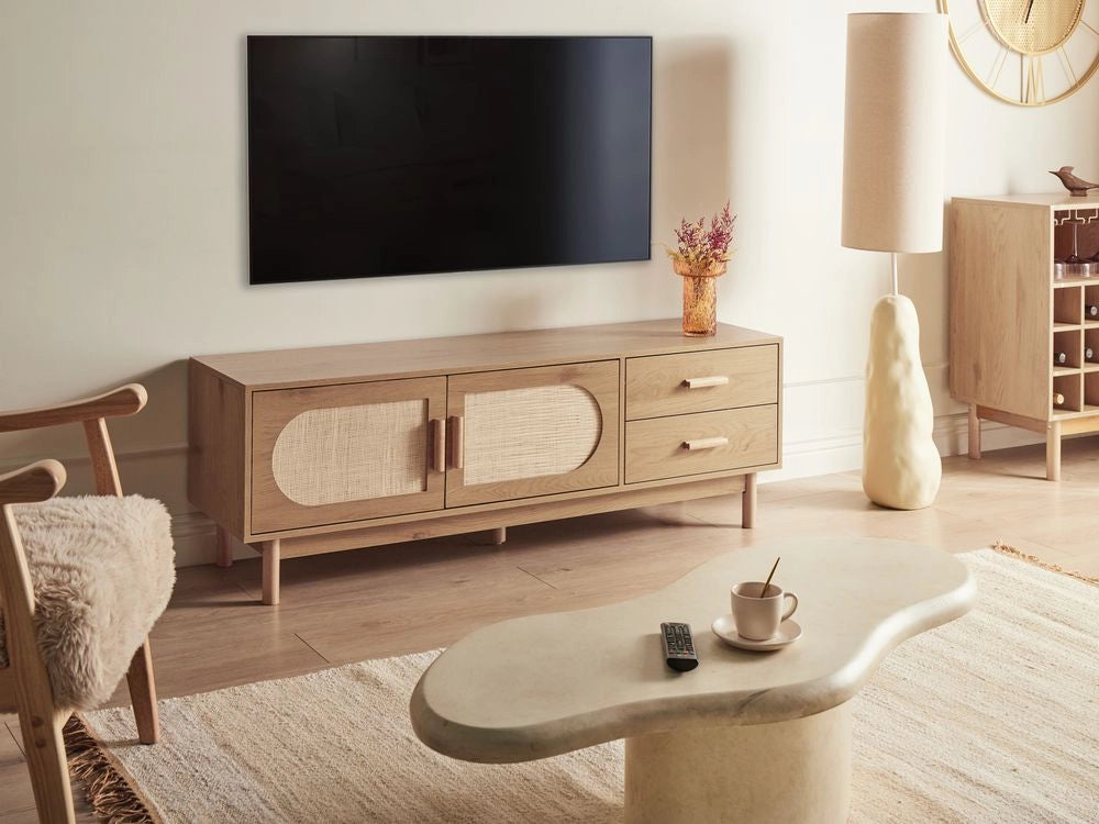 Mobile TV marrone chiaro in truciolato con frontale in rattan TV fino a 70ʺ Gambe in legno Stile boho Soggiorno