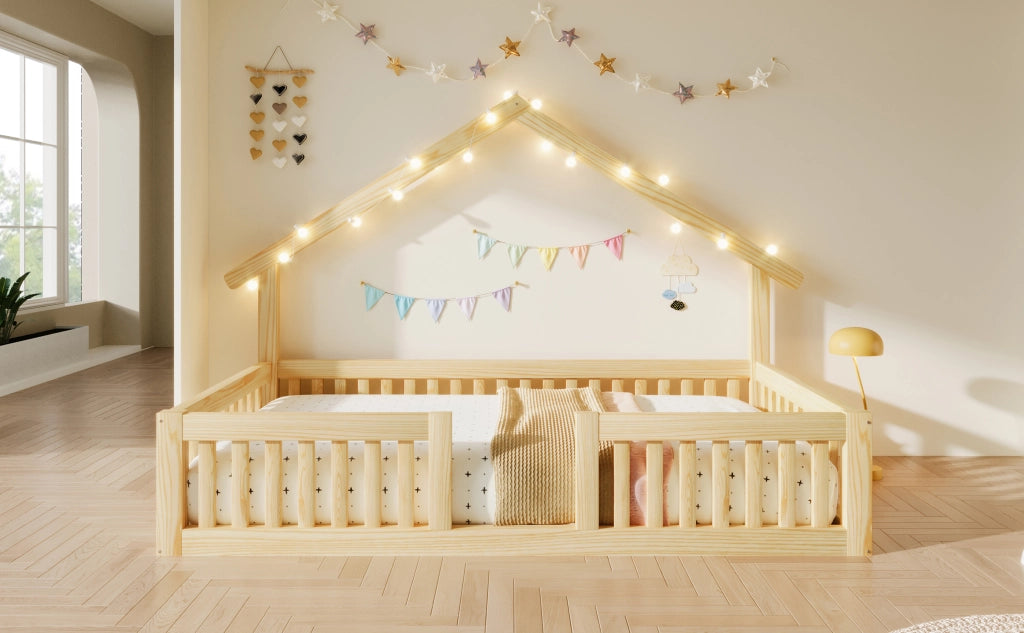 Letto a casetta 90x200 cm in legno naturale con sponde di sicurezza e striscia LED
