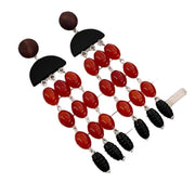 Orecchini in legno fatti a mano con nappe di cristallo rosso naturale.